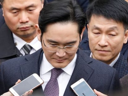 Lee Jae-Yong, actual número uno de Samsung, deja el centro de detención de Seúl, rodeado de periodistas.