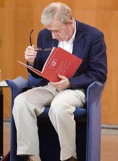 Flanqueado por su padrino de doctorado, Domènec Font, Allen escucha el <i>Gaudeamus igitur</i>, interpretado por el coro de la UPF.
