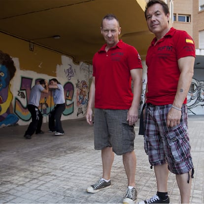 Andy Norman y Justo Diéguez en el local donde preparan las peleas en el Puerto de Sagunto.