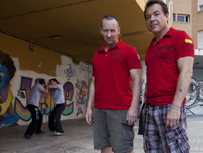 Andy Norman y Justo Diéguez en el local donde preparan las peleas en el Puerto de Sagunto.