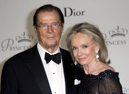 Roger Moore e sua esposa Kristina, no Palácio Real de Mônaco, em 5 de setembro de 2015.