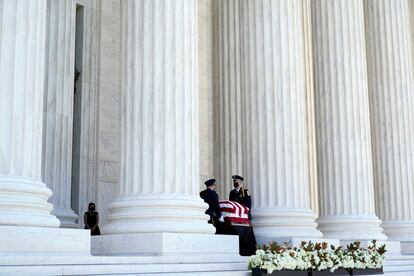 El ataúd de la juez, cubierto con la bandera de EE UU , se ha situado en la parte superior de los escalones de entrada del edificio de la Corte Suprema para que el público pueda presentar sus respetos.