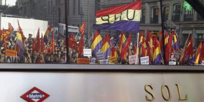 Varias personas portan banderas republicanas, en la Puerta del Sol de Madrid, tras conocerse la abdicaci&oacute;n del Rey.