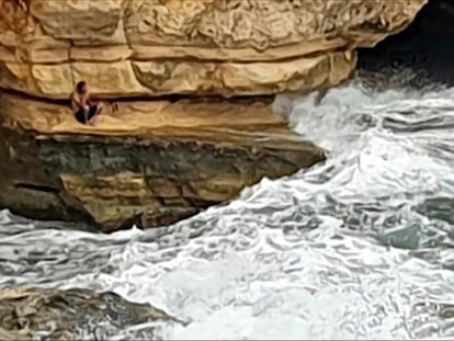 El bañista, aislado en una roca en la playa de Rodalquilar, en Níjar, antes de ser rescatado.