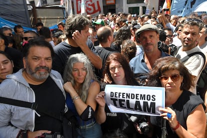 Manifestantes protestan en contra del cierre del Télam afuera de las oficinas de la agencia, en Buenos Aires, en junio pasado.