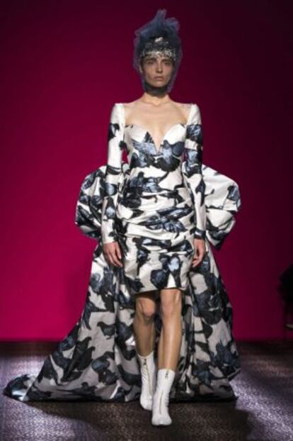 Un diseño de la colección de alta costura de Schiaparelli para este otoño/invierno, la última que realizó Marco Zanini