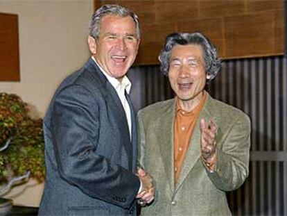 El presidente de EE UU, George W. Bush, ayer, junto al primer ministro de Japón, Junichiro Koizumi, en Tokio.