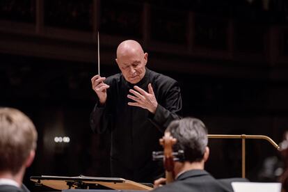 El director Christoph Eschenbach dirigiendo a la Konzerthausorchester de Berlín, en 2019.