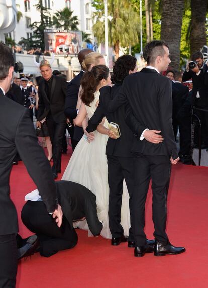 Un hombre invade la alfombra roja y consigue meter la cabeza bajo la falda de la actriz America Ferrera.