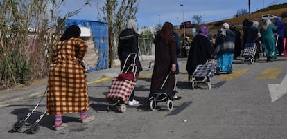 Desde el pasado lunes 2 de abril, las porteadoras en Ceuta tienen que llevar la mercancía tiradas en carritos de la compra, no sobre la espalda, como hacían hasta ahora.