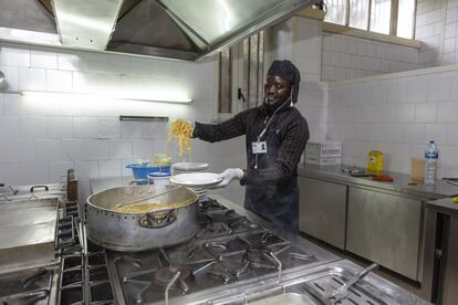 Mass Di Massamba Lo es ayudante de cocinero en la sección de recepción y apoyo a los recién llegados.
