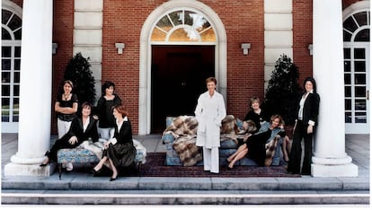 Las ministras del Gobierno de José Luis Rodríguez Zapatero, posan ante el palacio de la Moncloa como modelos, para la revista 'Vogue España' en 2004. De izquierda a derecha: Magdalena Álvarez, ministra de Fomento; Cristina Narbona, Medio Ambiente; Carmen Calvo, Cultura; Elena Espinosa, Agricultura; María Teresa Fernández de la Vega, Vicepresidenta Primera y Portavoz del Gobierno; María Jesús San Segundo, Educación; Elena Salgado, Sanidad y María Antonia Trujillo, Vivienda.