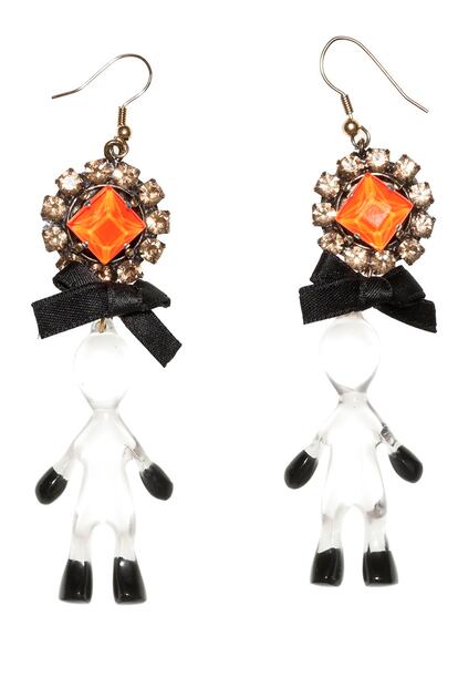 Estos simpáticos pendientes de brillantes y ónix naranja son de la Marni Winter Edition, de Accessories. (230 euros)