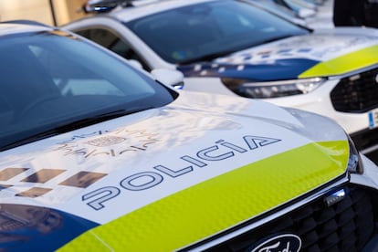 Varios vehículos de la Policía Local de Málaga.