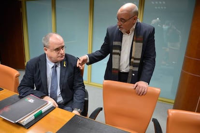 Joseba Egibar, del PNV (sentado), conversa con el socialista Jos&eacute; Antonio Pastor antes de comenzar la Ponencia de Autogobierno en el Parlamento vasco.
