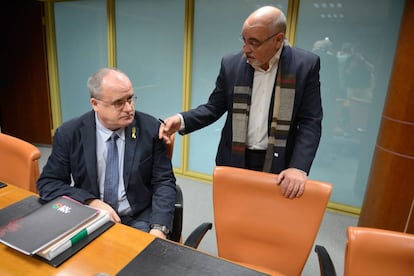 Joseba Egibar, del PNV (sentado), conversa con el socialista José Antonio Pastor antes de comenzar la Ponencia de Autogobierno en el Parlamento vasco.