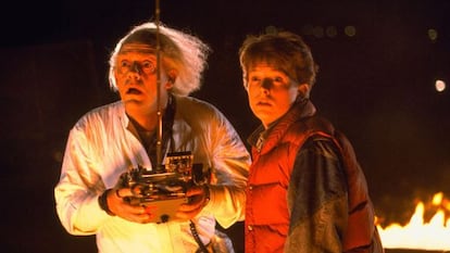 El doctor Emmett Brown (Christopher Lloyd) y Marty McFly (Michael J. Fox), en 'Regreso al futuro'.