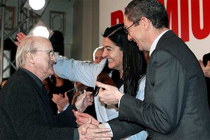 Máximo recibe la felicitación de Alicia Moreno y Alberto Ruiz-Gallardón por el premio de Humor Gráfico.