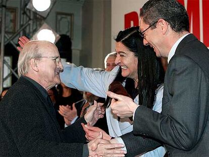Máximo recibe la felicitación de Alicia Moreno y Alberto Ruiz-Gallardón por el premio de Humor Gráfico.