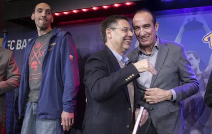 Epi habla con Bartomeu, junto a Dueñas, en la presentación del libro Força, Cor, Barça.