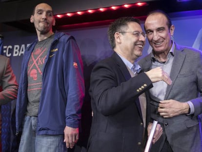 Epi habla con Bartomeu, junto a Dueñas, en la presentación del libro Força, Cor, Barça.