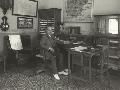 José Palacios, en 1925 en su despacho, cuando era director de la fábrica de tabacos gaditana.