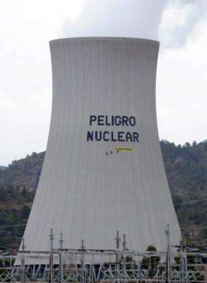 La pintada que hicieron los activistas en la torre de refrigeración de Cofrentes.