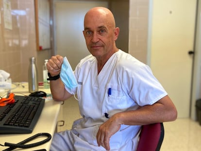 El Internista Ángel Atienza, en el Hospital del Recto Peset de Valencia.
