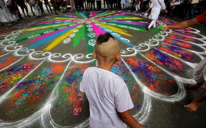 Fieles realizan dibujos rangoli con motivo de la celebración del festival Ratha-iatra en Calcuta, en la India.