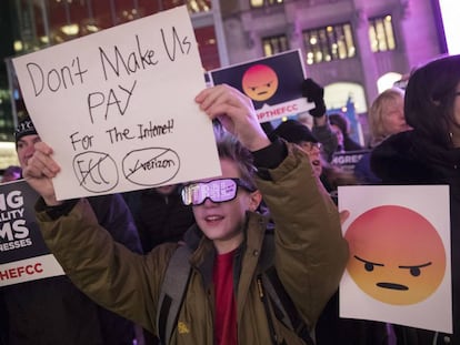 Protesta en Nueva York el 7 de diciembre contra las reglas que ponen fin a la neutralidad en la Red.
