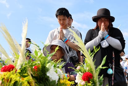 Muchas de las personas aprovechan su turno frente al cenotafio en Hiroshima para rezar en memoria de las víctimas del bombardeo atómico de 1945. 