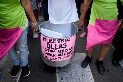 Mujeres cargan ollas vacías en una protesta contra la política de Milei, el 5 de enero.