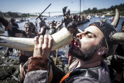 Uno de los asistentes bebe vino de un cuerno, durante la celebración del desembarco vikingo.