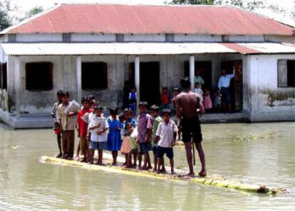 Un grupo de niños, en un barco improvisado en una escuela de Bengala Occidental.