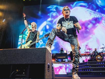 Duff McKagan (izquierda) y Axl Rose, durante el concierto de anoche de Guns N' Roses en el estadio Metropolitano de Madrid.