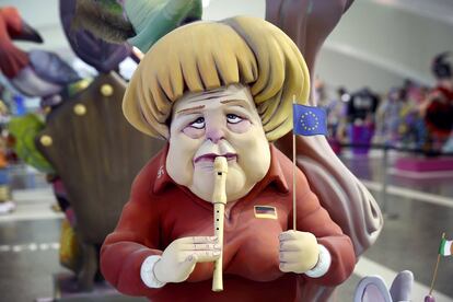 Una figura de la Canciller alemana Angela Merkel en la exposición de ninots. Es una de las políticas extranjeras más representadas, en esta ocasión tocando la flauta con una mínima bandera de la Unión Europea.