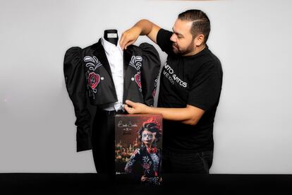 El diseñador mexicano Benito Santos muestra un modelo del traje de la muñeca Barbie de Día de Muertos.