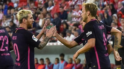 Messi, Rakitic i Alba celebren un gol a San Mamés.