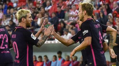 Messi, Rakitic y Alba celebran un gol en San Mam&eacute;s.