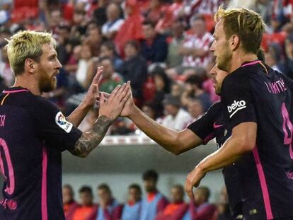 Messi, Rakitic y Alba celebran un gol en San Mam&eacute;s.