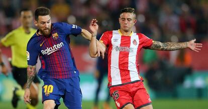 Messi intenta zafarse de su marcador del Girona, Pablo Maffeo.