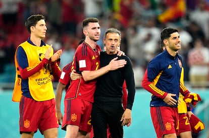 Luis Enrique celebra la victoria junto a los jugadores de la selección, este miércoles.