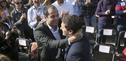 Ignacio Aguado, portavoz de Ciudadanos en la Asamblea de Madrid, con Albert Rivera en la explanada del templo de Debob el pasado octubre.