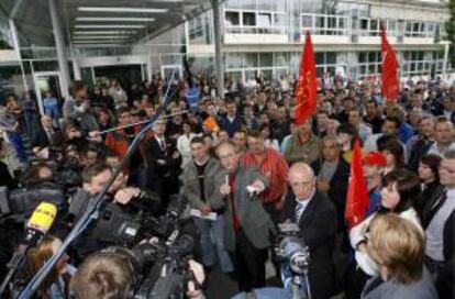 Un representante sindical habla a los medios de comunicación sobre la reunión del comité de empresa contra los recortes de plantilla propuestos por Schaeffler KG en Herzogenaurach, Alemania. EFE/Archivo