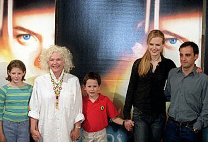 Nicole Kidman y Alejandro Amenábar (a la derecha), con los niños Alakina Mann y James Bentley y, entre éstos, Fionnula Flanagan, en Madrid, antes del estreno de Los Otros.