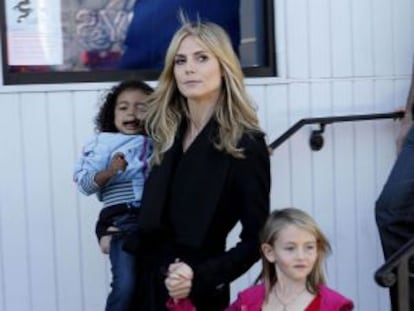 Heidi Klum con dos de sus hijos a finales de enero de 2012.