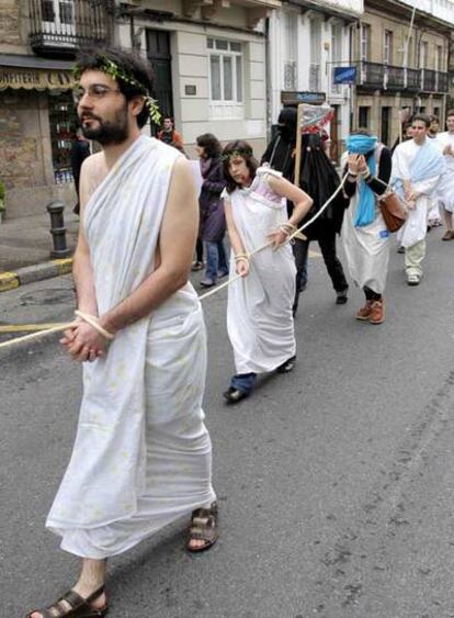 Alumnos vestidos de filósofo griego se manifiestan por las calles de Santiago para pedir más horas lectivas de Historia y Filosofía