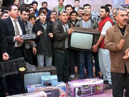 Protesta de vendedores de electrodomésticos contra el Gobierno, ayer, en Adana, al sureste de Turquía.