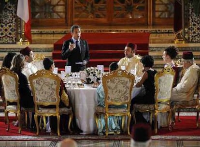 Nicolas Sarkozy ofrece un discurso ante el rey Mohamed VI durante una cena de Estado celebrada en Marraquech, el pasado martes.
