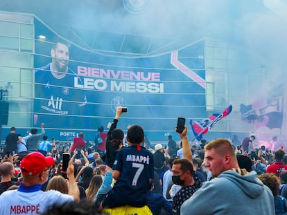 Miles de aficionados del Paris Saint-Germain (PSG) esperan a las puertas del Estadio Parque de los Príncipes en París el pasado miércoles 11 de agosto tras la presentación de Lionel Messi como nuevo jugador parisino.
